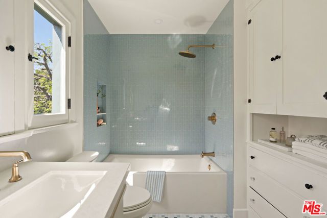 827 Lorraine Boulevard, Los Angeles, CA 90005