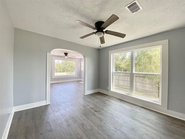 2371 Broadway Street E, San Leon, TX 77539