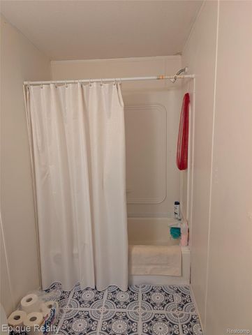 952 Cour Retta Street, Warren, MI 48091