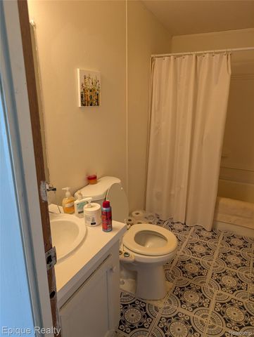 952 Cour Retta Street, Warren, MI 48091