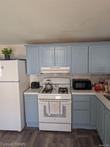 952 Cour Retta Street, Warren, MI 48091