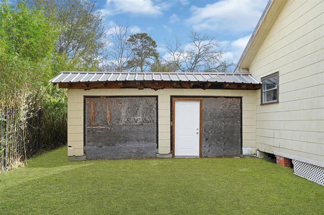 1202 N Roberson Street, Conroe, TX 77301