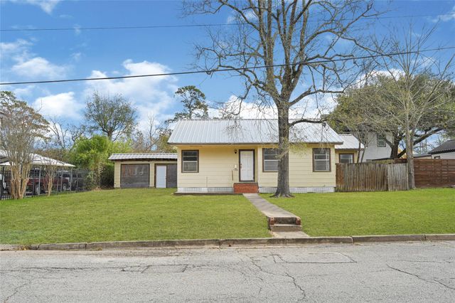 1202 N Roberson Street, Conroe, TX 77301