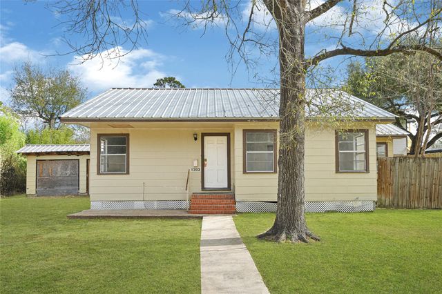 1202 N Roberson Street, Conroe, TX 77301