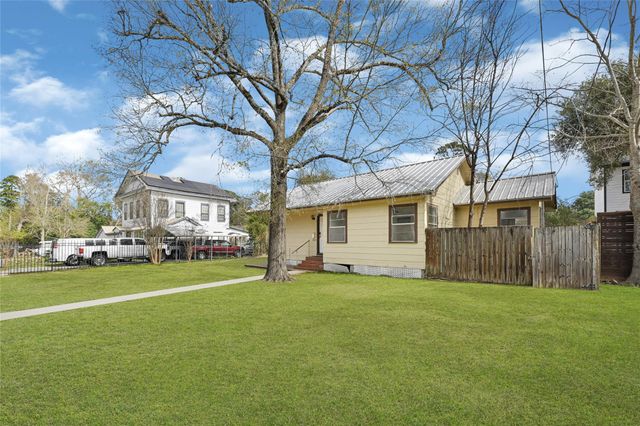 1202 N Roberson Street, Conroe, TX 77301