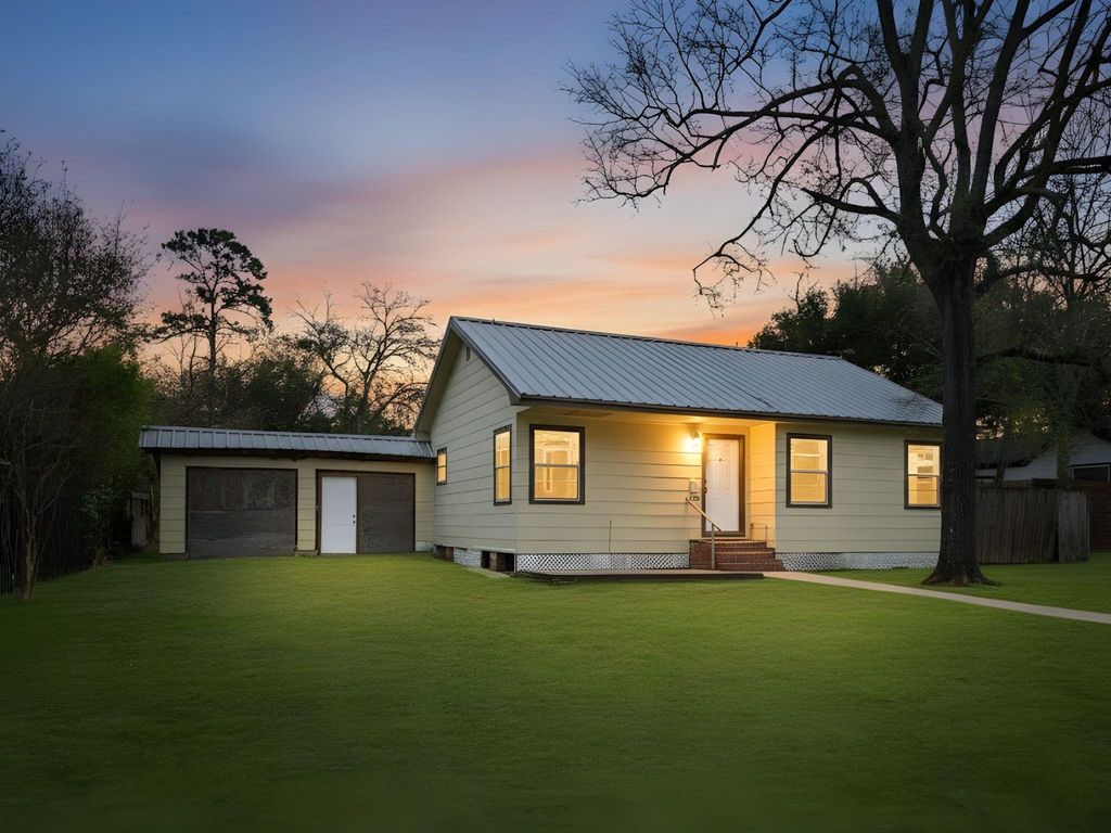 1202 N Roberson Street, Conroe, TX 77301