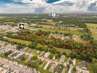 9002 Spruce Street, Hitchcock, TX 77563