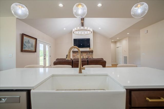 114 Hurst Dr, Leoma, TN 38468