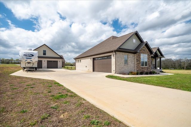 114 Hurst Dr, Leoma, TN 38468
