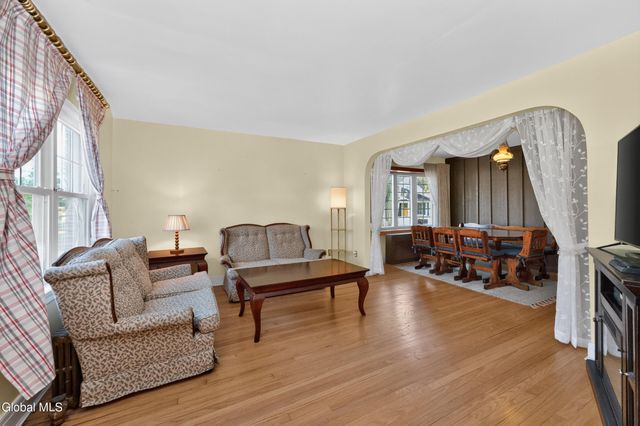 77 Oakdale Avenue, Rotterdam, NY 12306