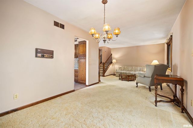 6307 N POST OAK Road, Peoria, IL 61615
