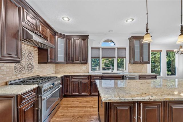 4549 W 141st Terrace, Leawood, KS 66224