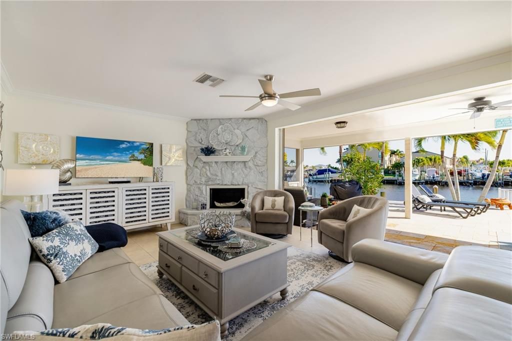 Image 3 of property listing at 1755 SE 40th TER, Cape Coral, FL 33904