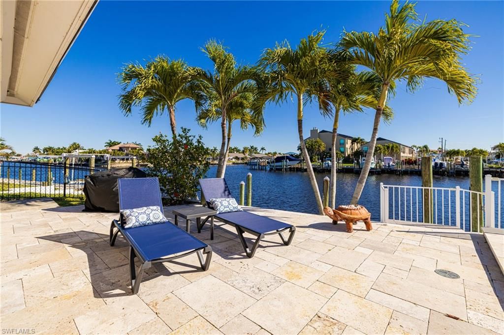 Image 5 of property listing at 1755 SE 40th TER, Cape Coral, FL 33904