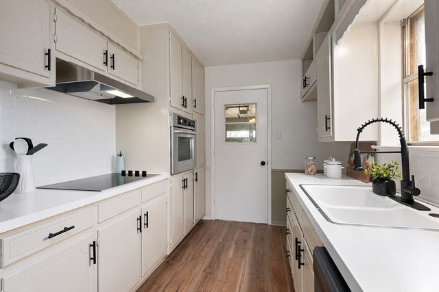 1709 Winchester Way, Bedford, TX 76022