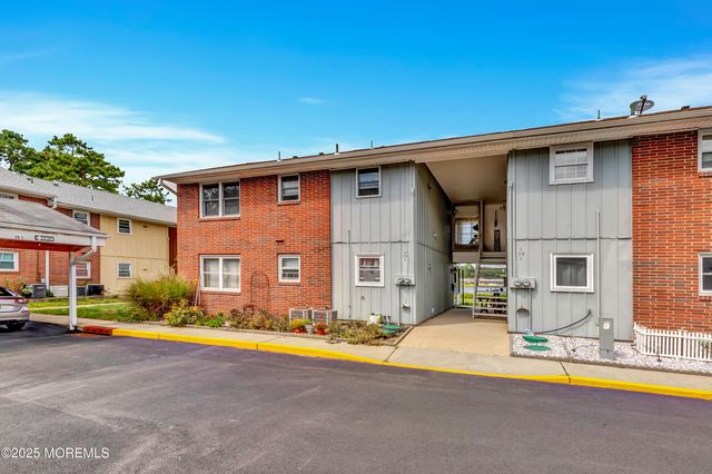 39M Cambridge Court, Lakewood, NJ 08701