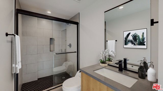 3820 Montclair Street, Los Angeles, CA 90018