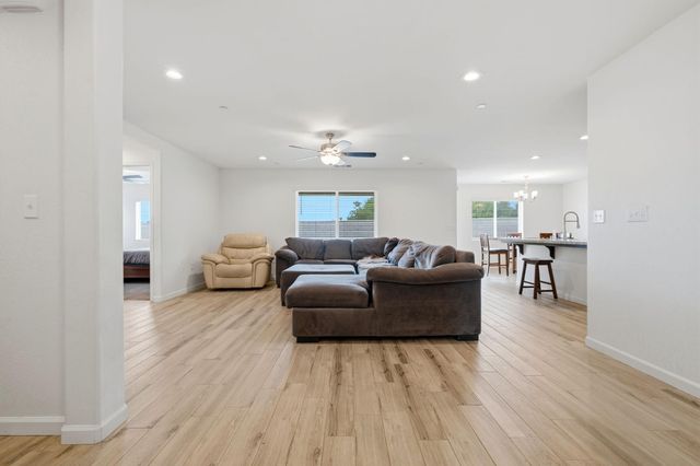 2198 W Ambassador Way, Hanford, CA 93230