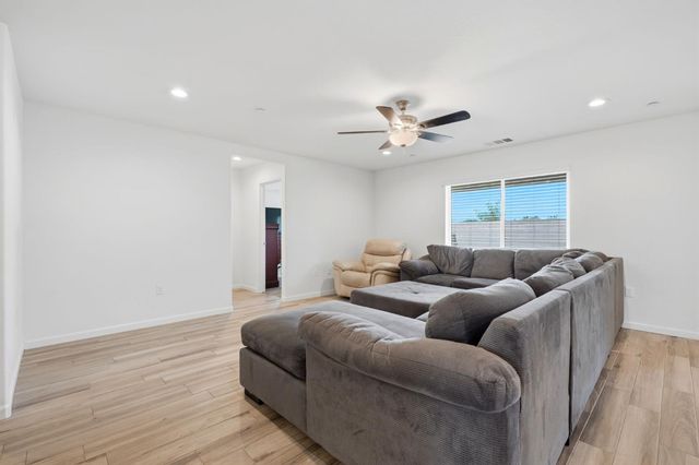 2198 W Ambassador Way, Hanford, CA 93230