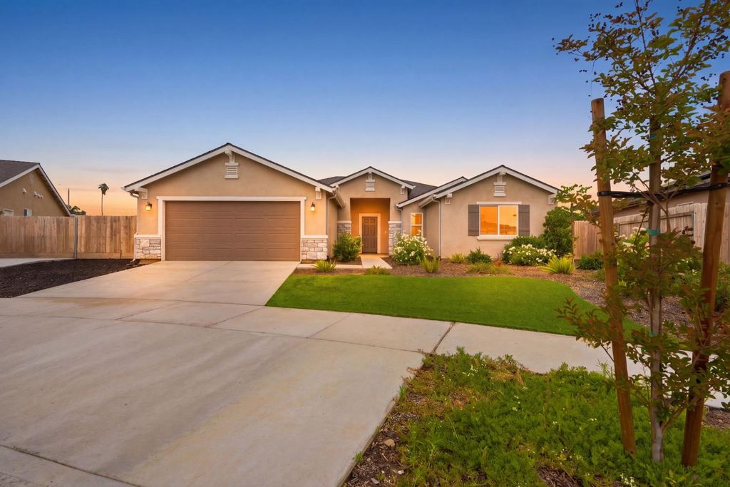 2198 W Ambassador Way, Hanford, CA 93230
