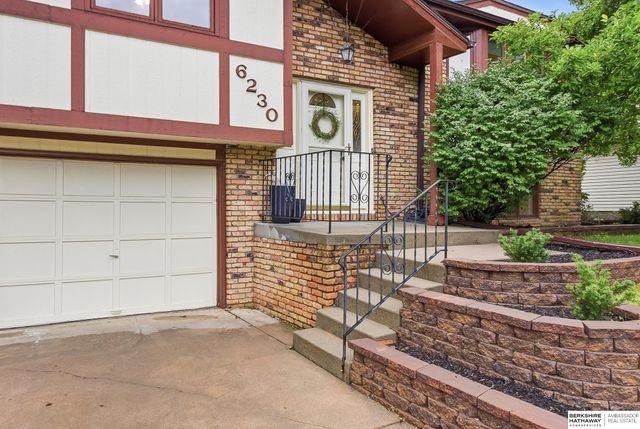 6230 Deerwood Drive, Lincoln, NE 68516