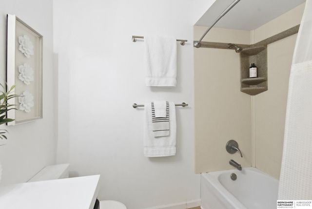 6230 Deerwood Drive, Lincoln, NE 68516