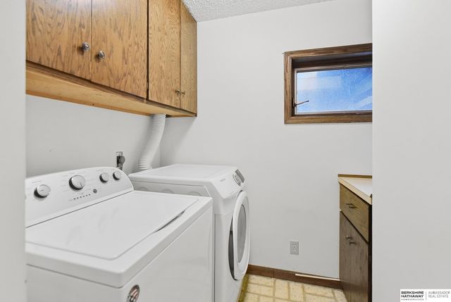 6230 Deerwood Drive, Lincoln, NE 68516