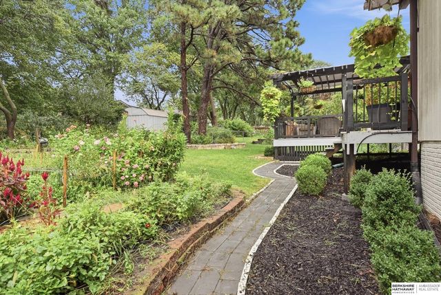 6230 Deerwood Drive, Lincoln, NE 68516