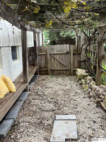 6230 Deerwood Drive, Lincoln, NE 68516