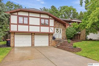6230 Deerwood Drive, Lincoln, NE 68516