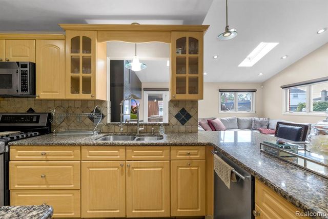 27033 Timber Trail, Dearborn Heights, MI 48127