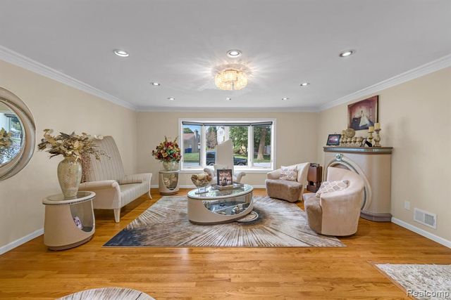 27033 Timber Trail, Dearborn Heights, MI 48127