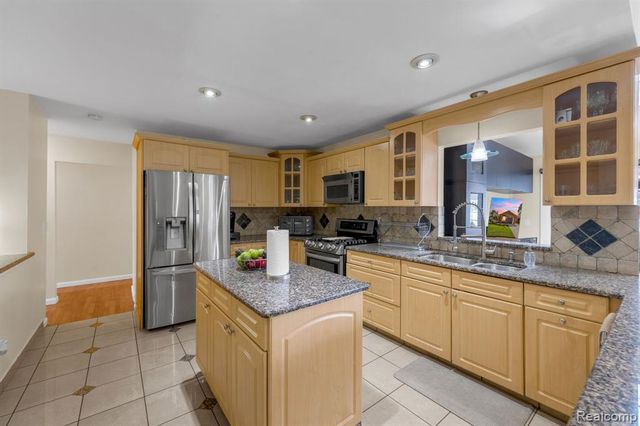 27033 Timber Trail, Dearborn Heights, MI 48127