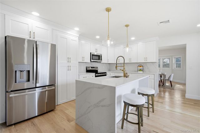168 Bayview Drive, Oakdale, NY 11769