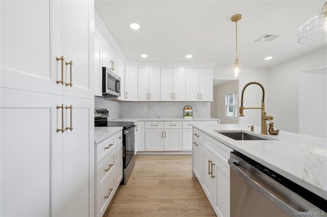 168 Bayview Drive, Oakdale, NY 11769