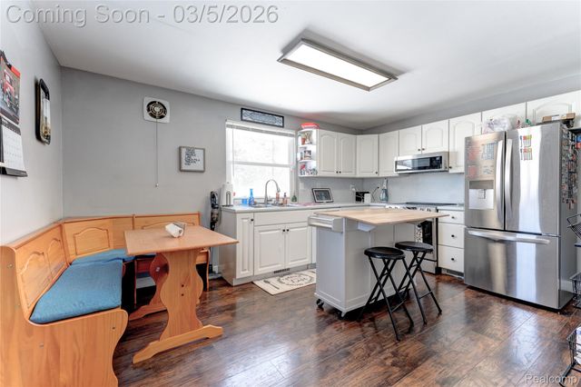 1416 N Ives Avenue, Burton, MI 48509