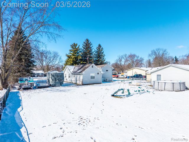 1416 N Ives Avenue, Burton, MI 48509