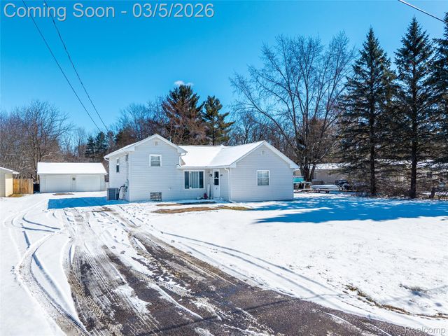 1416 N Ives Avenue, Burton, MI 48509