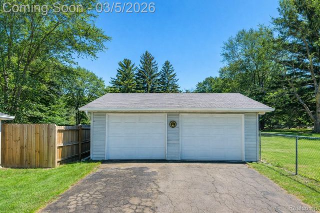1416 N Ives Avenue, Burton, MI 48509