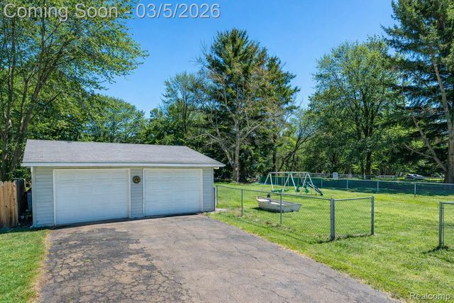 1416 N Ives Avenue, Burton, MI 48509