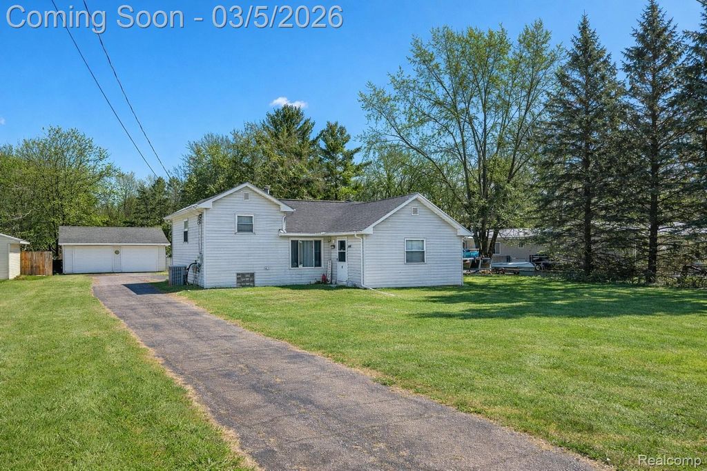 1416 N Ives Avenue, Burton, MI 48509