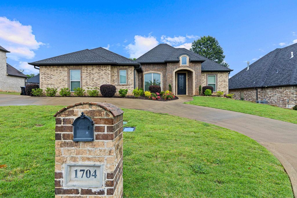 1704 Riviera, Longview, TX 75605