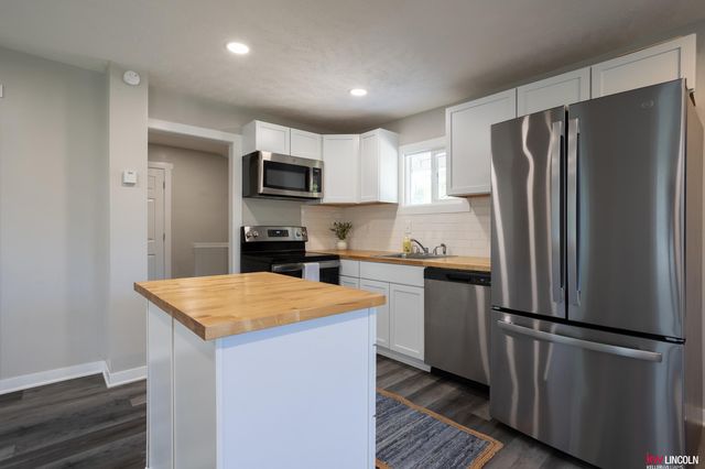 3341 S 42 Street, Lincoln, NE 68506