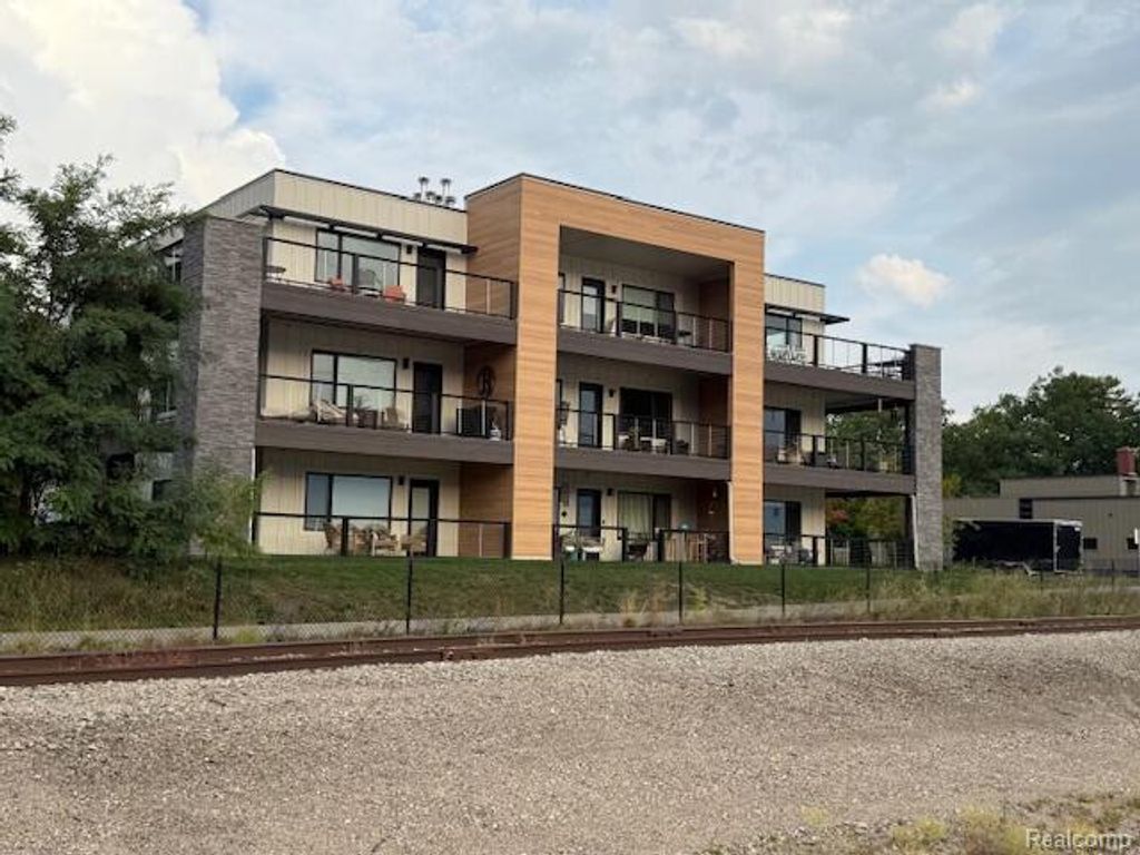 225 E 17th Street 2C, Traverse City, MI 49684