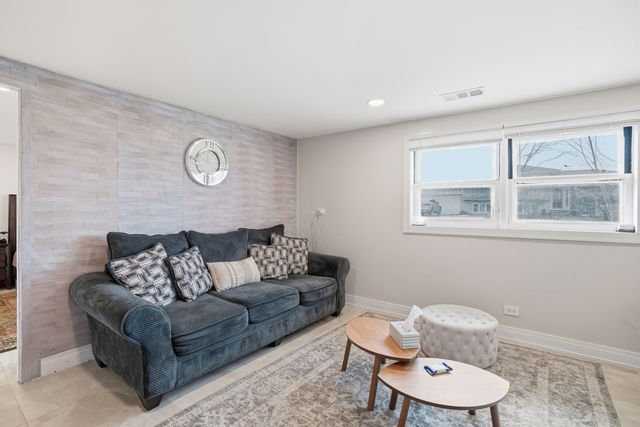 10459 S 81st Avenue, Palos Hills, IL 60465