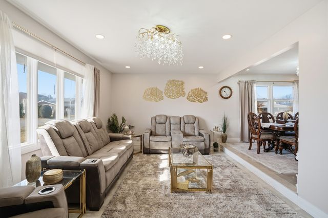 10459 S 81st Avenue, Palos Hills, IL 60465