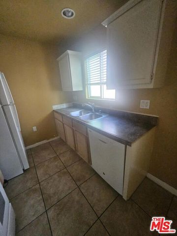 887 E 40th Place 3, Los Angeles, CA 90011