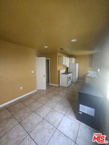 887 E 40th Place 3, Los Angeles, CA 90011