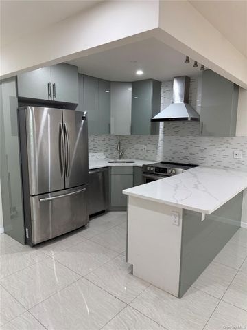 756 40th St 2R, Brooklyn, NY 11232