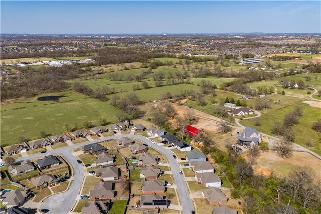 952 Glass Street, Cave Springs, AR 72718